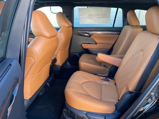 new 2025 Toyota Highlander Hybrid car, priced at $57,281