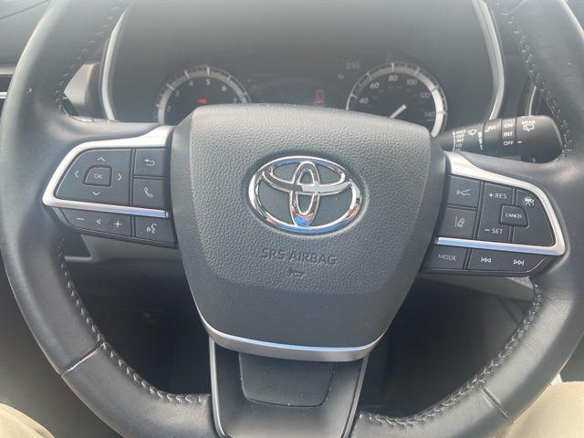 used 2022 Toyota Highlander car, priced at $39,350