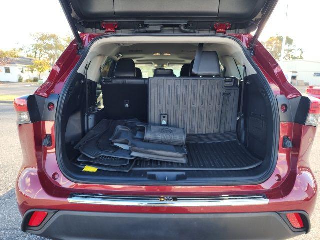 used 2022 Toyota Highlander car, priced at $37,695