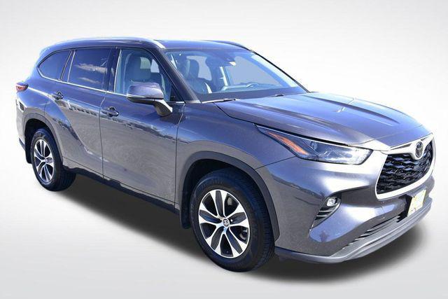 used 2022 Toyota Highlander car, priced at $33,900