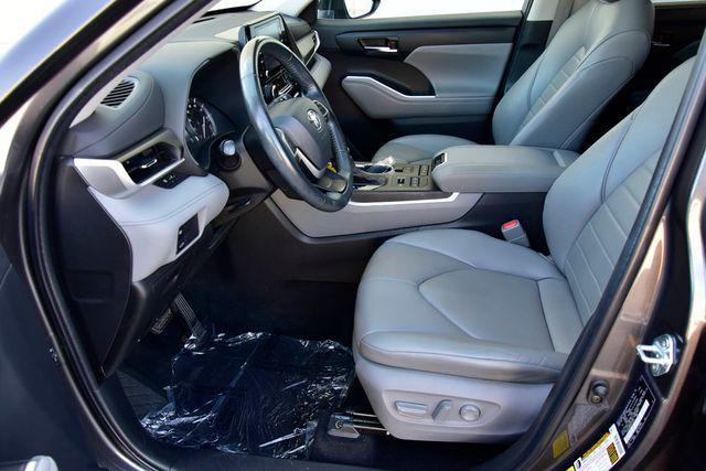used 2022 Toyota Highlander car, priced at $33,900