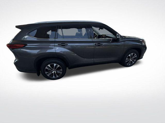 used 2022 Toyota Highlander car, priced at $39,685