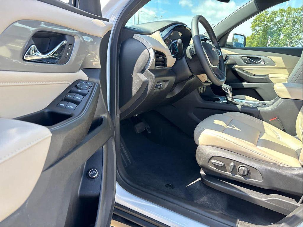 used 2023 Chevrolet Traverse car, priced at $35,129