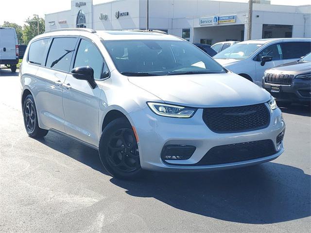 new 2024 Chrysler Pacifica Hybrid car, priced at $41,439