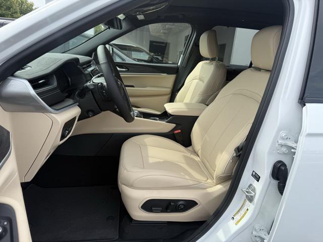 new 2025 Jeep Grand Cherokee car, priced at $45,988