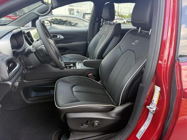 new 2025 Chrysler Pacifica car, priced at $45,826