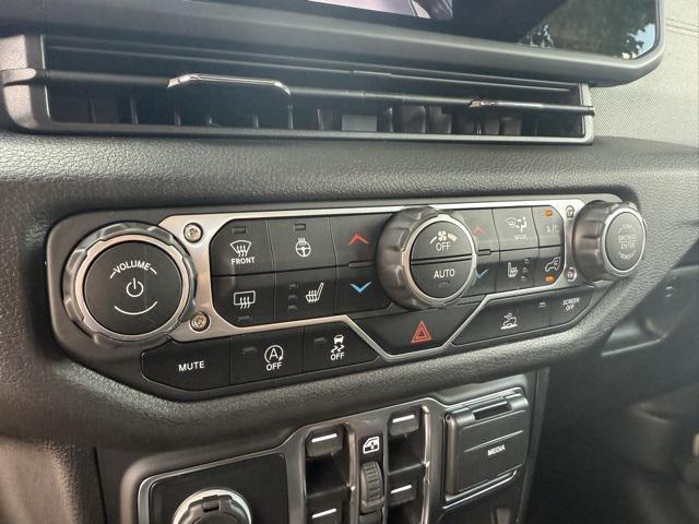 new 2025 Jeep Gladiator car, priced at $43,900