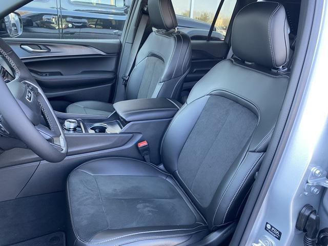 new 2025 Jeep Grand Cherokee car, priced at $40,925