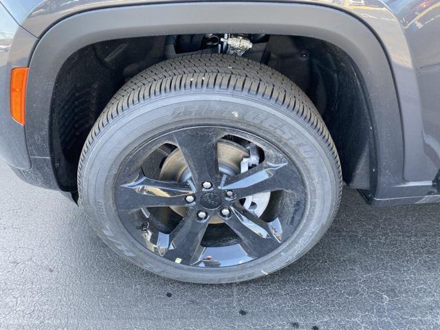 new 2025 Jeep Grand Cherokee car, priced at $40,925