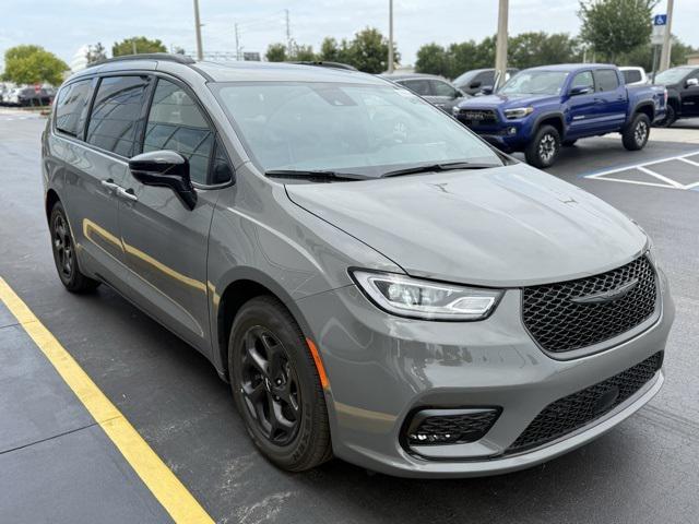new 2025 Chrysler Pacifica Hybrid car, priced at $52,251