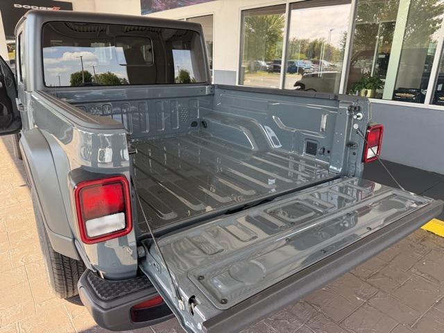 new 2025 Jeep Gladiator car, priced at $43,403