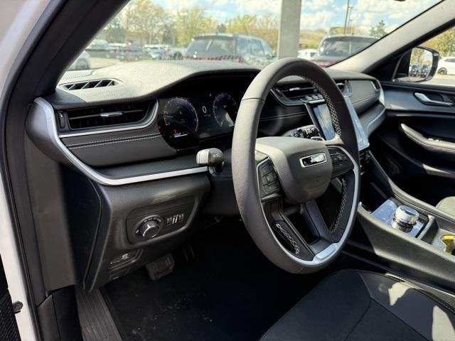 new 2025 Jeep Grand Cherokee car, priced at $41,880
