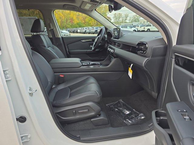 new 2025 Honda Pilot car, priced at $50,450