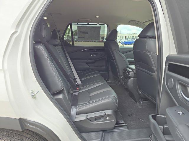 new 2025 Honda Pilot car, priced at $45,880