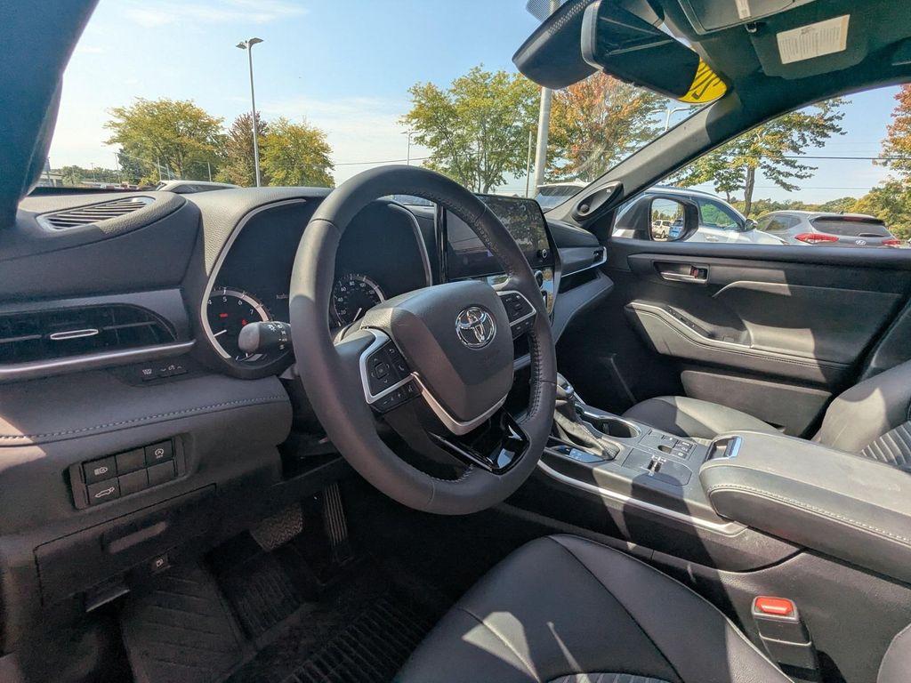 used 2023 Toyota Highlander car, priced at $40,999