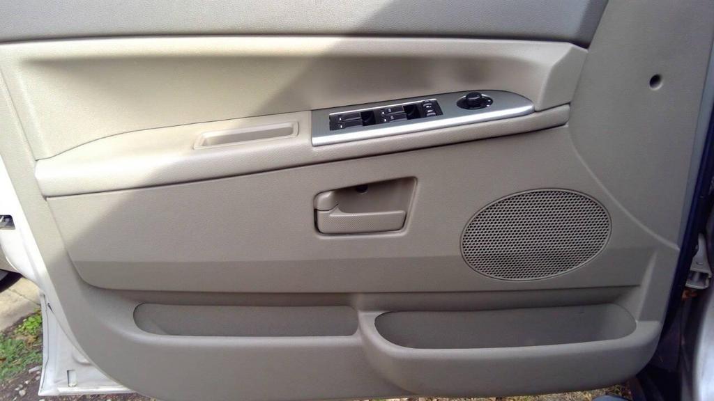 used 2007 Jeep Grand Cherokee car, priced at $5,495