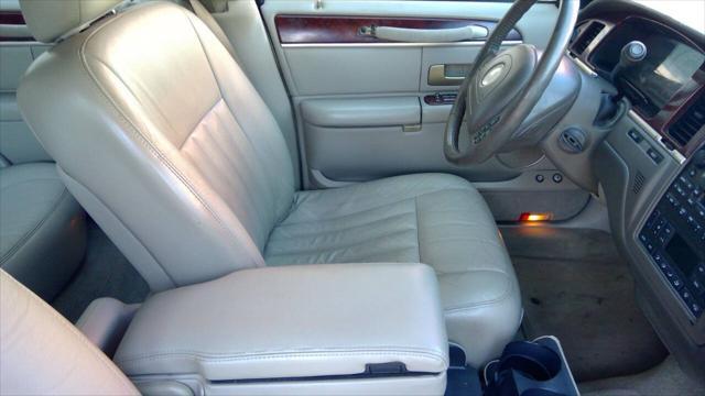 used 2004 Lincoln Town Car car, priced at $5,295