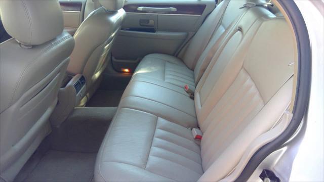 used 2004 Lincoln Town Car car, priced at $5,295