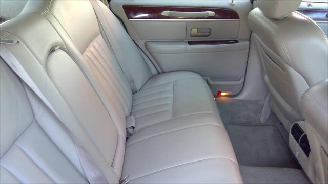 used 2004 Lincoln Town Car car, priced at $5,295