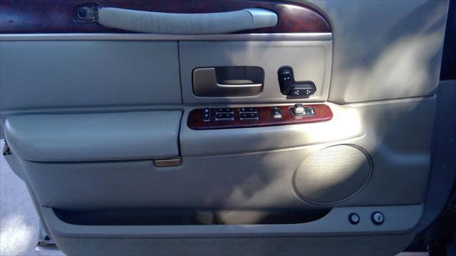 used 2004 Lincoln Town Car car, priced at $5,295