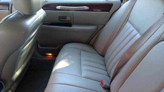 used 2004 Lincoln Town Car car, priced at $5,295