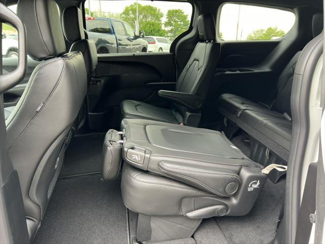 new 2025 Chrysler Pacifica car, priced at $44,168