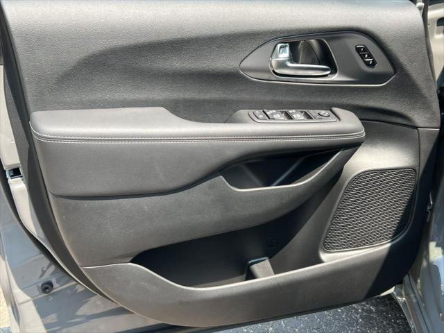 new 2025 Chrysler Pacifica car, priced at $45,686