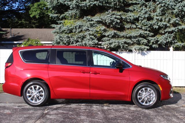 new 2025 Chrysler Pacifica car, priced at $45,792