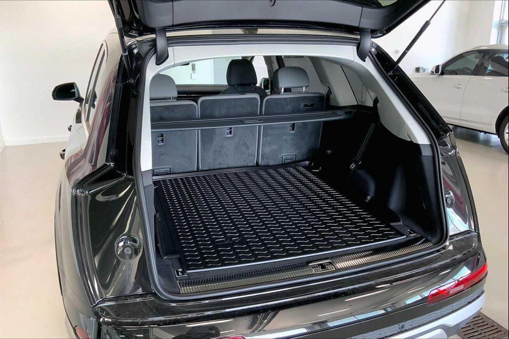 new 2025 Audi Q7 car, priced at $71,450
