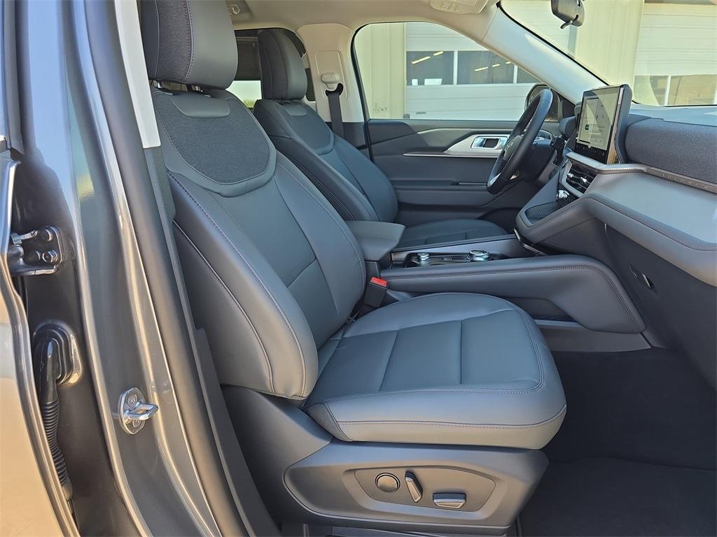 new 2025 Ford Explorer car, priced at $40,596