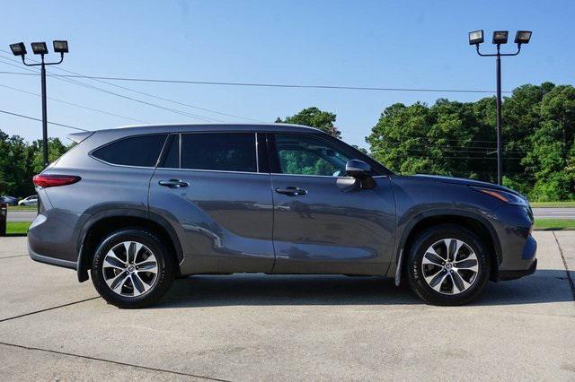 used 2022 Toyota Highlander car, priced at $33,989