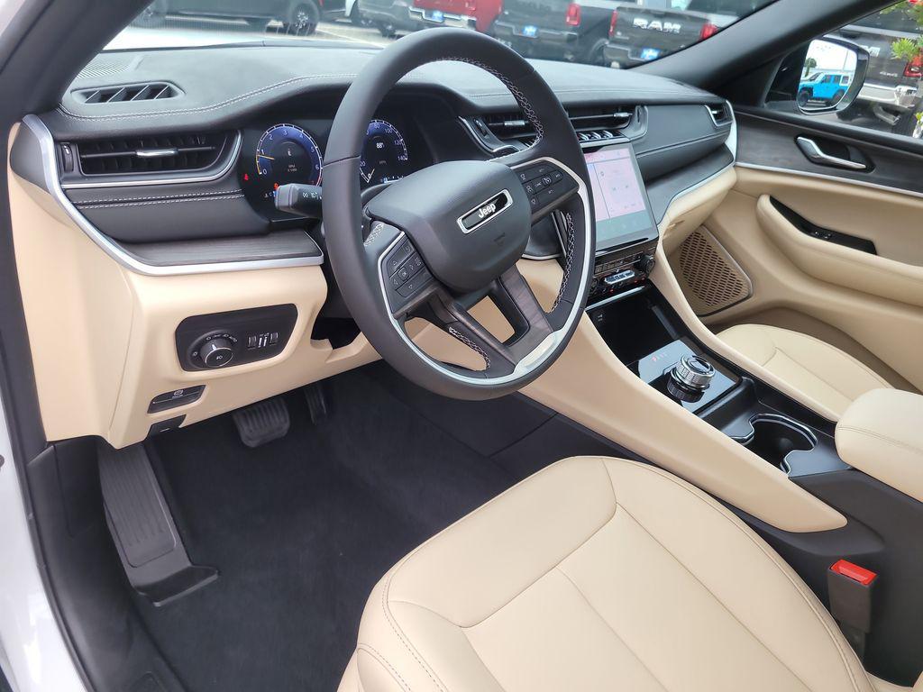 new 2025 Jeep Grand Cherokee car, priced at $39,379