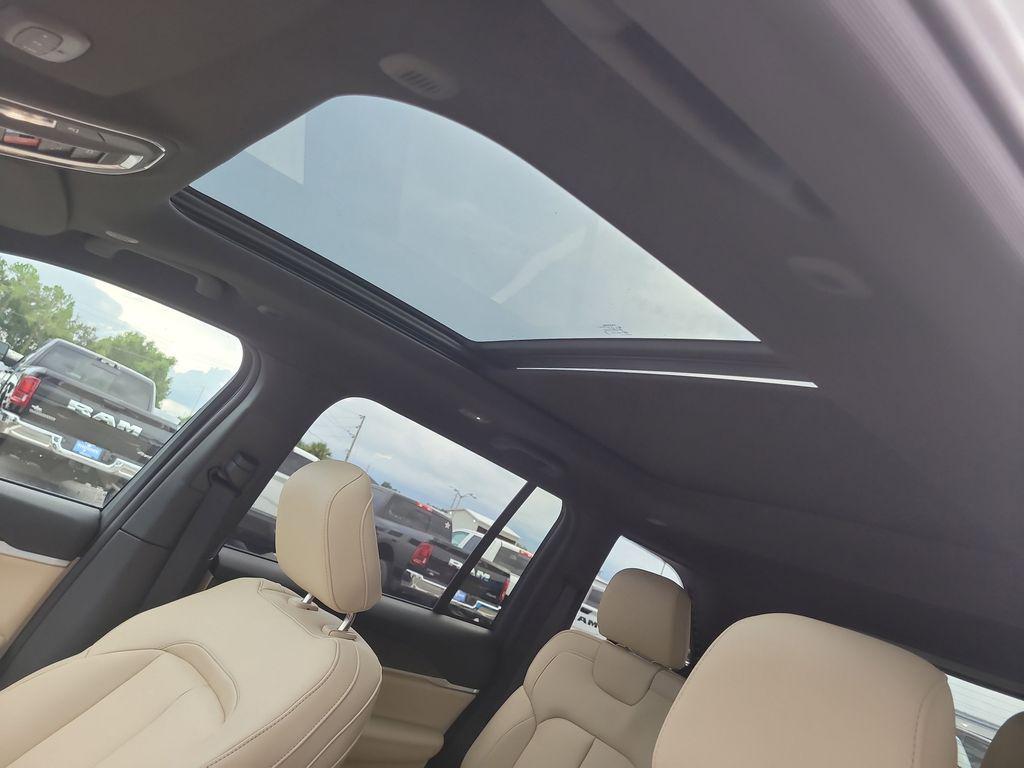 new 2025 Jeep Grand Cherokee car, priced at $39,379