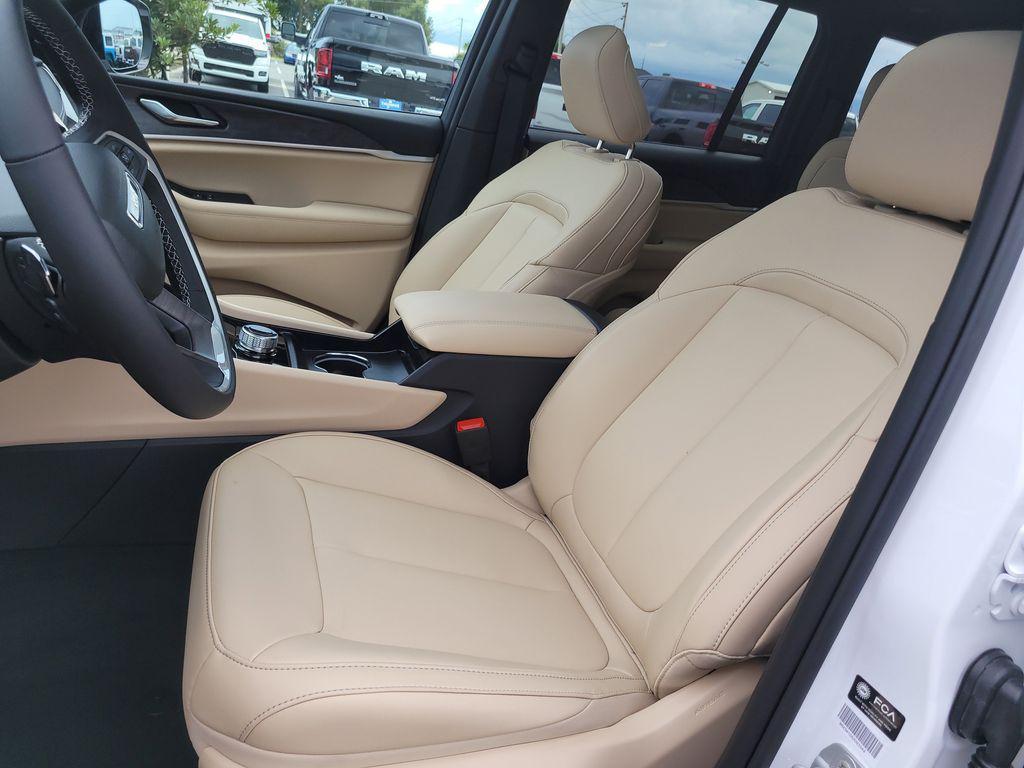 new 2025 Jeep Grand Cherokee car, priced at $39,379