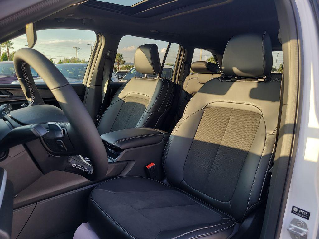 new 2025 Jeep Grand Cherokee car, priced at $41,569