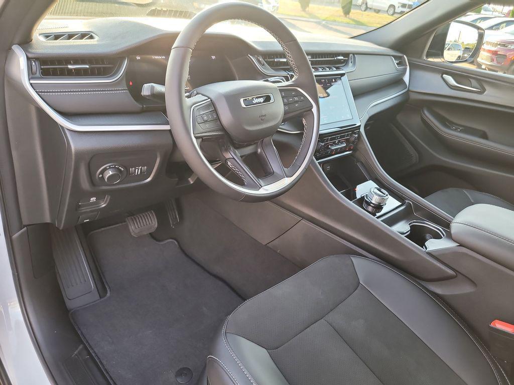 new 2025 Jeep Grand Cherokee car, priced at $41,569