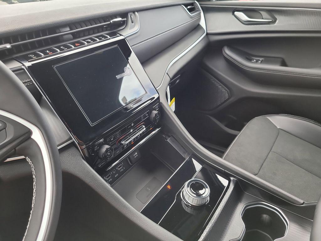 new 2025 Jeep Grand Cherokee car, priced at $42,298