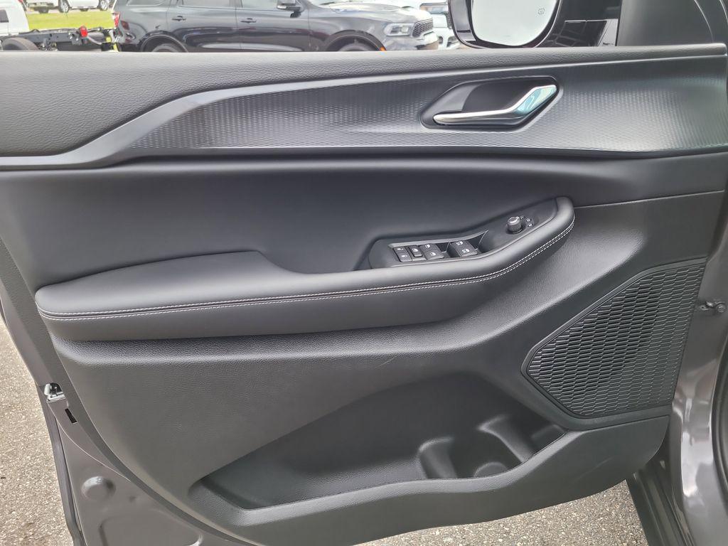 new 2025 Jeep Grand Cherokee car, priced at $42,298