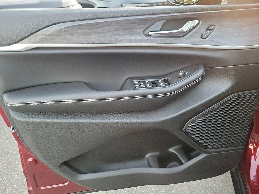 new 2025 Jeep Grand Cherokee L car, priced at $39,877