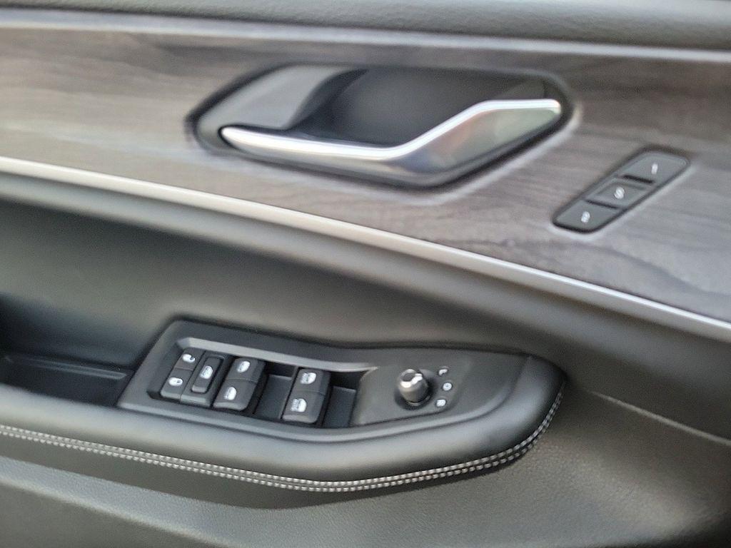 new 2025 Jeep Grand Cherokee L car, priced at $39,877