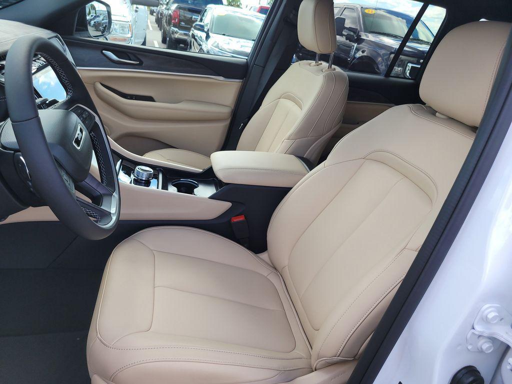 new 2025 Jeep Grand Cherokee car, priced at $35,920