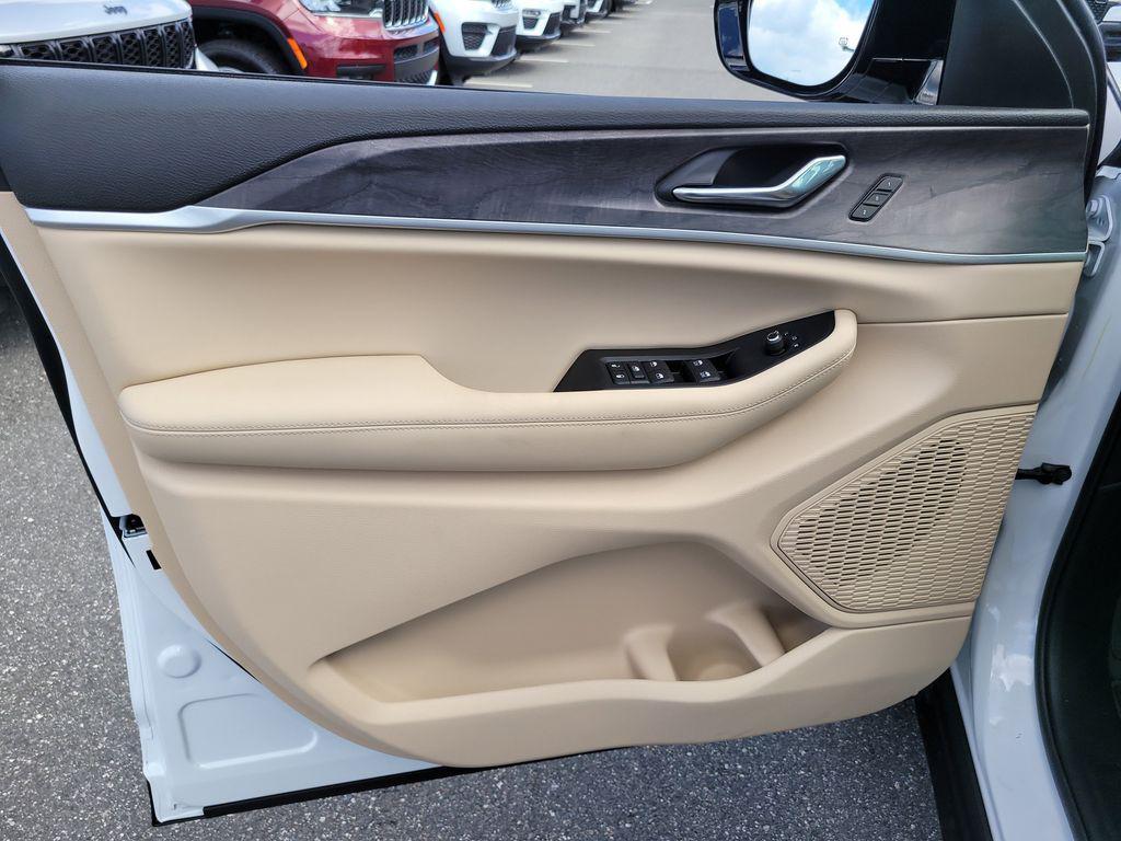 new 2025 Jeep Grand Cherokee car, priced at $35,920