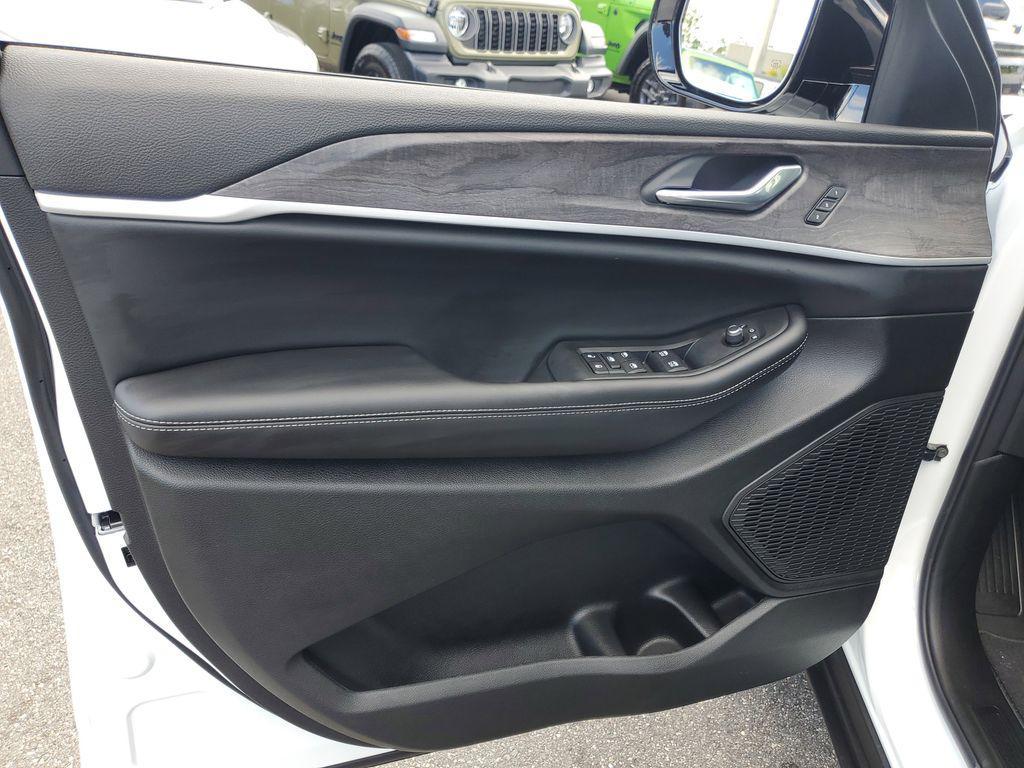 new 2025 Jeep Grand Cherokee car, priced at $36,245