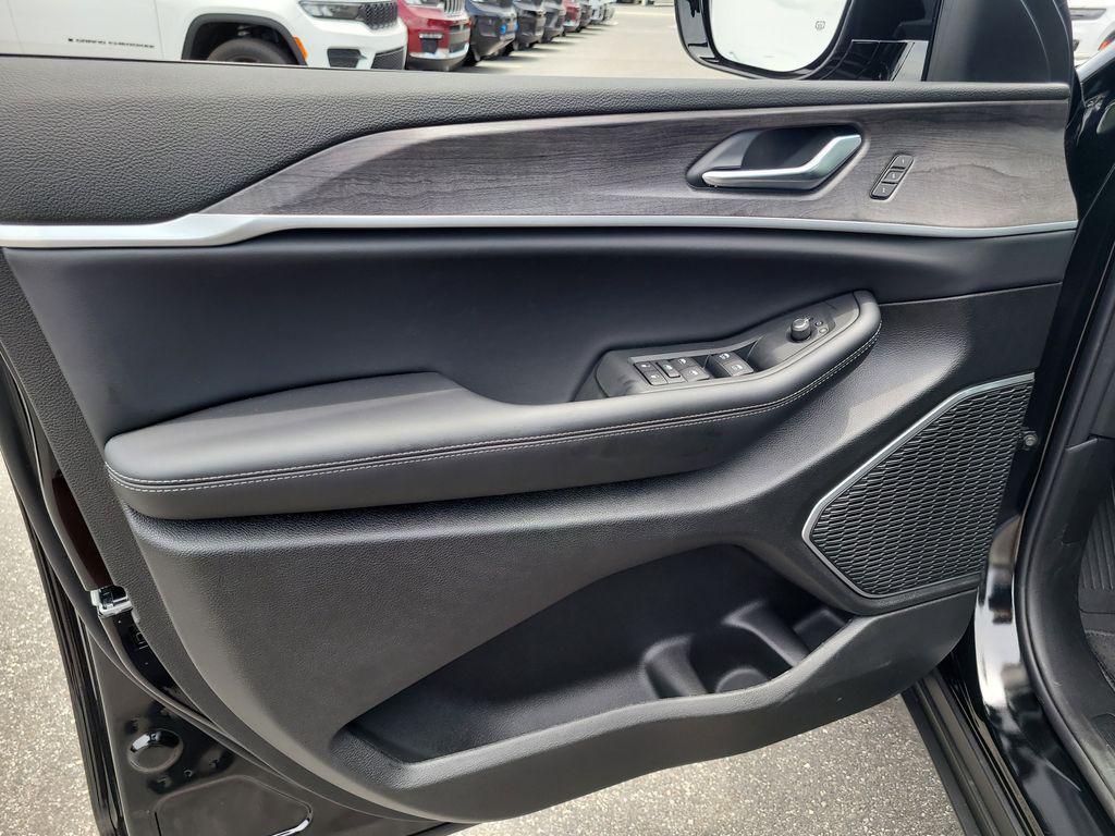 new 2025 Jeep Grand Cherokee car, priced at $49,689