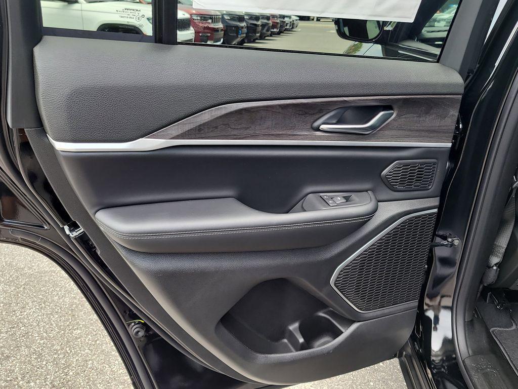 new 2025 Jeep Grand Cherokee car, priced at $49,689