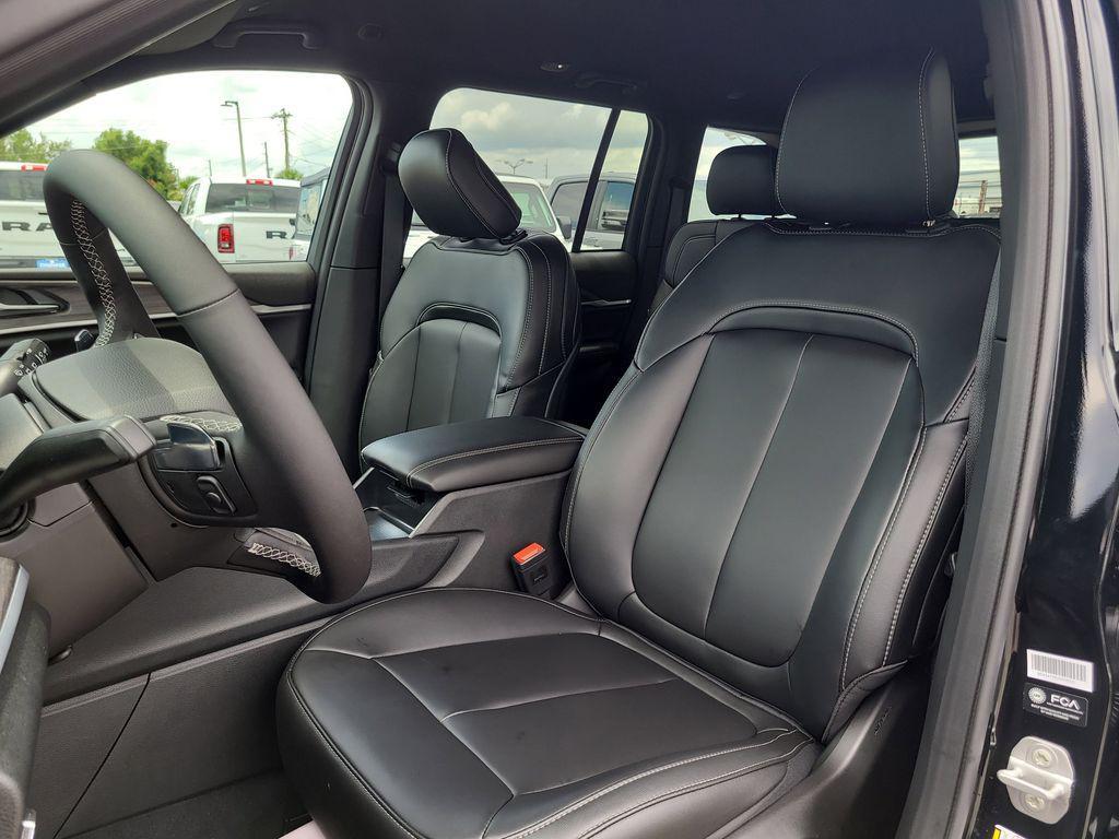 new 2025 Jeep Grand Cherokee car, priced at $49,689