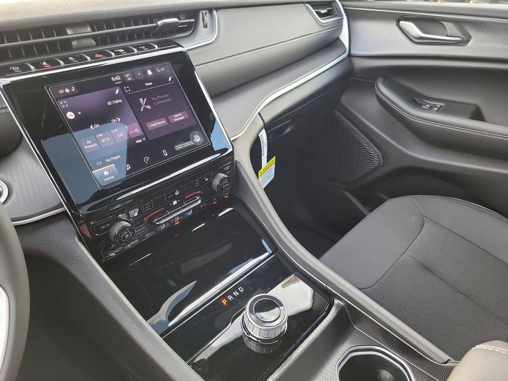 new 2025 Jeep Grand Cherokee car, priced at $35,001