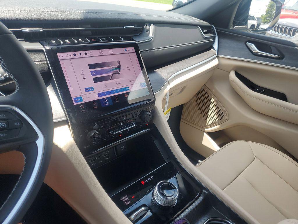 new 2025 Jeep Grand Cherokee car, priced at $41,047