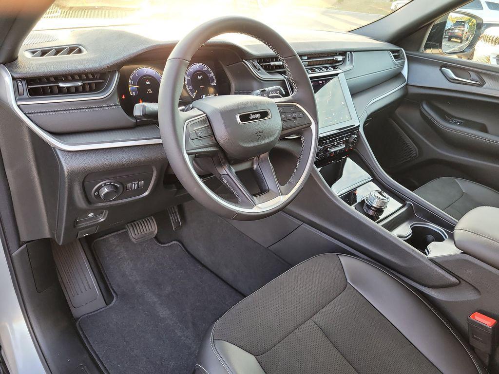 new 2025 Jeep Grand Cherokee car, priced at $39,668