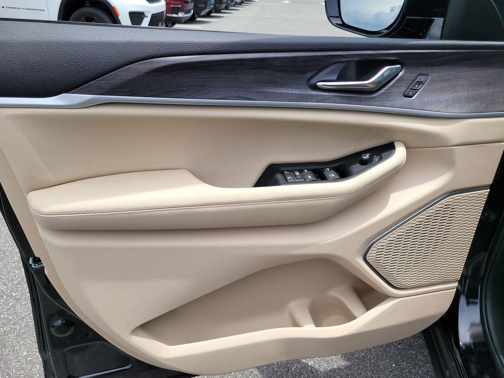 new 2025 Jeep Grand Cherokee car, priced at $40,054